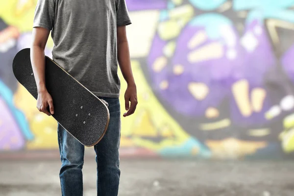 Man Holding Skateboard Skatepark — ストック写真