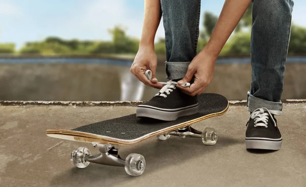 Skateboarder Amarrando Sapatos Parque Skate — Fotografia de Stock