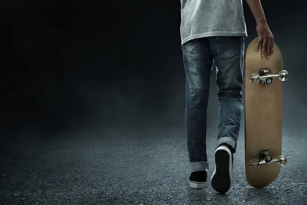 Sokakta kaykay tutan adam.