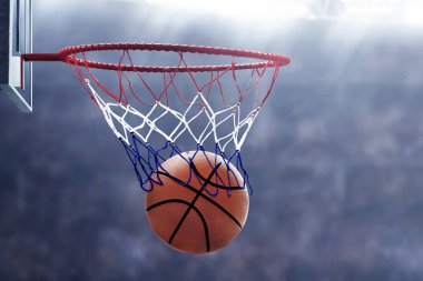 Mahkeme arenasında basketbol potası