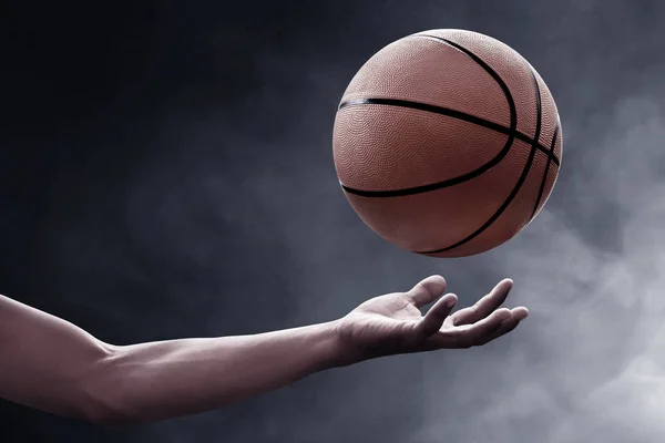 Баскетболист Бросает Мяч — стоковое фото