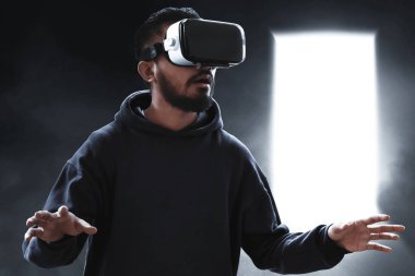 Sanal gerçeklik kulaklığı takan adam.
