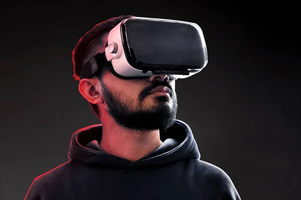 Человек Наушниках Виртуальной Реальности — стоковое фото