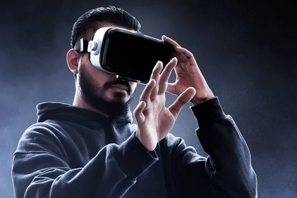 Homem Vestindo Fone Ouvido Realidade Virtual — Fotografia de Stock