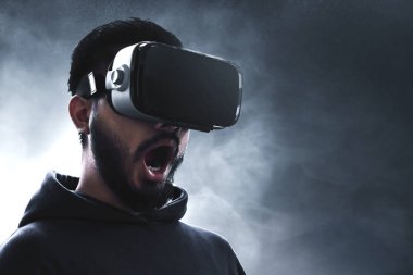 Sanal gerçeklik kulaklığı takan adam.