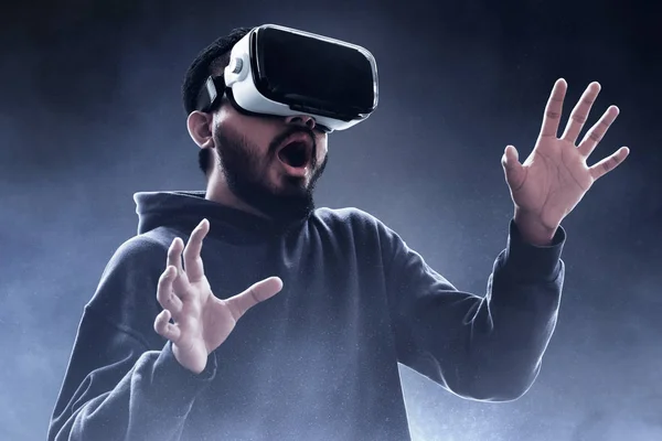 Homem Vestindo Fone Ouvido Realidade Virtual — Fotografia de Stock