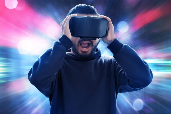 Человек Наушниках Виртуальной Реальности — стоковое фото