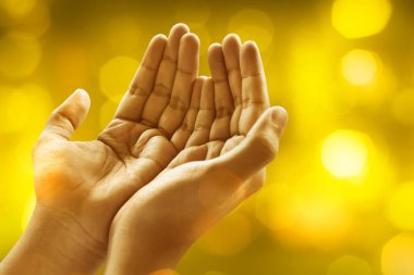 Müslüman adamın elleri dua ediyor.