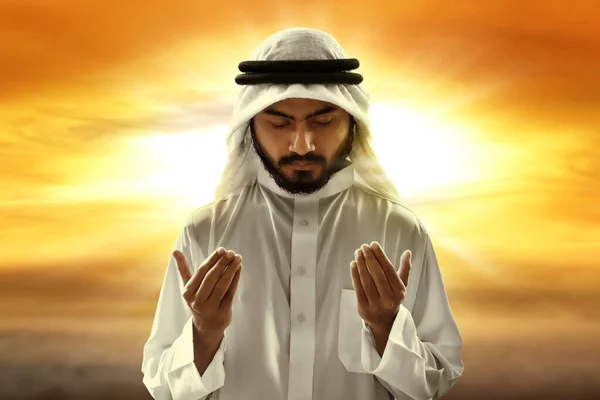 宗教アラブイスラム教徒の男が祈っている — ストック写真
