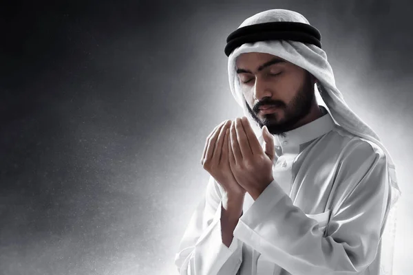 Religiös Arabisk Muslim Man Ber — Stockfoto