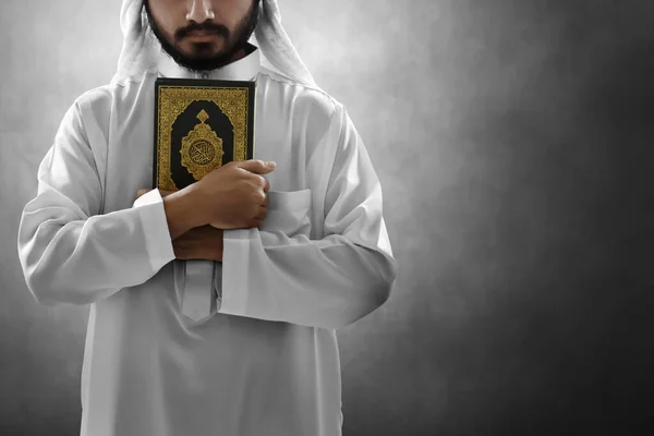 Religijny Arabski Muzułmanin Trzymający Święty Koran — Zdjęcie stockowe