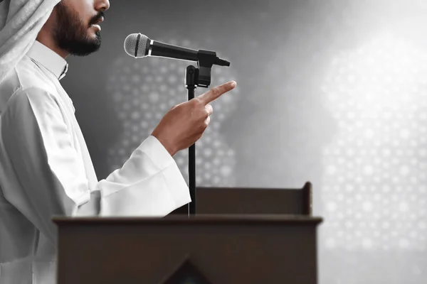 이슬람 교인의 모스크에서 연설하는 — 스톡 사진