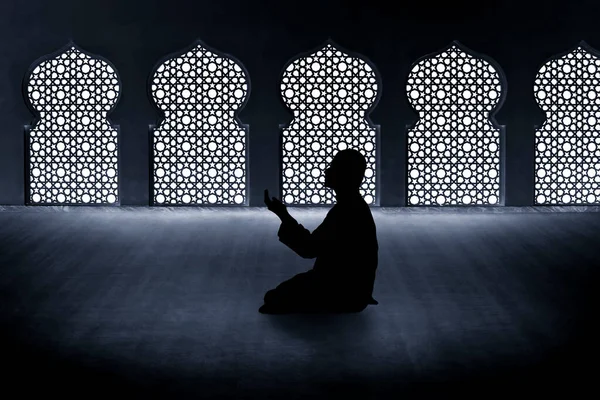 Müslüman Adamın Silueti Dua Ediyor — Stok fotoğraf