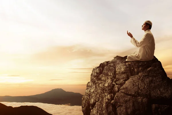 Dini Asyalı Müslüman Adam Dağın Tepesinde Dua Ediyor — Stok fotoğraf