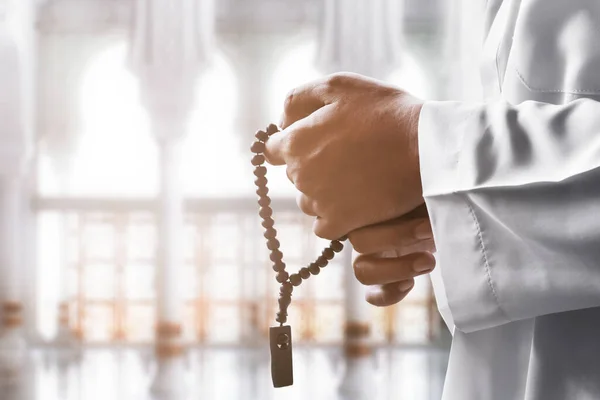 Religioso Musulmano Che Prega Con Perline Rosario — Foto Stock