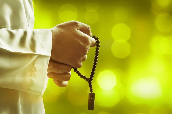 Religioso Musulmano Che Prega Con Perline Rosario — Foto Stock