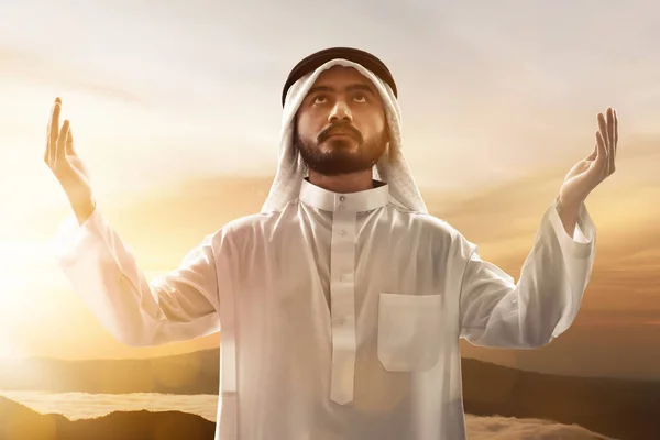 Dindar Arap Müslüman Adam Dua Ediyor — Stok fotoğraf