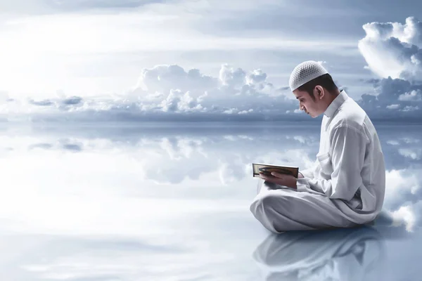 Religioso Musulmán Hombre Leyendo Sagrado Quran —  Fotos de Stock