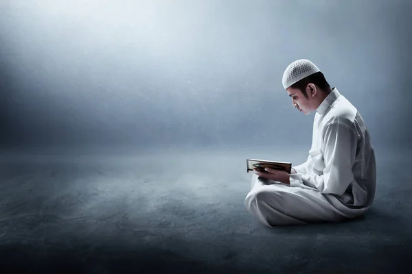 Muslim Yang Religius Membaca Quran Suci — Stok Foto