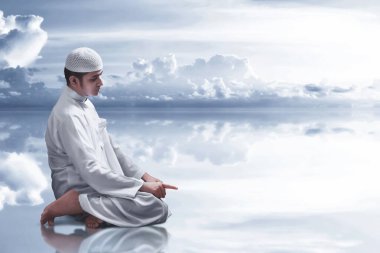 Dindar Asyalı Müslüman adam dua ediyor.