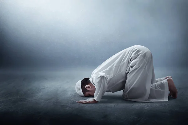 Мусульманин Азиат Молится — стоковое фото