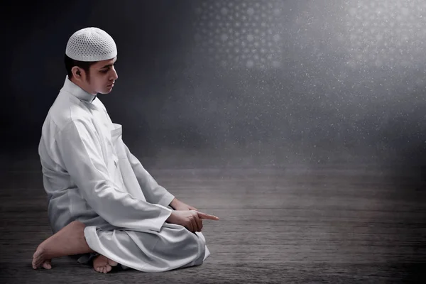 Religieuze Aziatische Moslim Biddend — Stockfoto