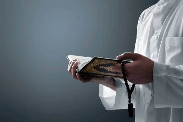 Religioso Musulmán Hombre Leyendo Sagrado Quran — Foto de Stock