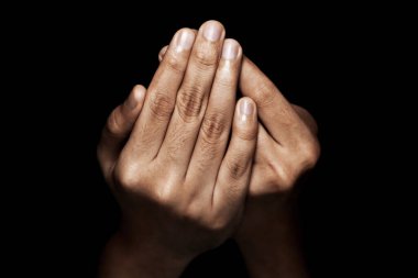 Müslüman adamın elleri dua ediyor.