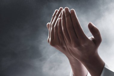Müslüman adamın elleri dua ediyor.