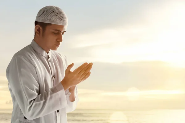 Religioso Asiático Muçulmano Homem Orando — Fotografia de Stock