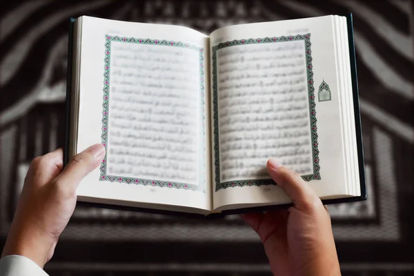 Religioso Musulmán Hombre Leyendo Sagrado Quran —  Fotos de Stock