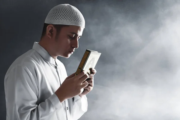 Религиозный Азиат Мусульманин Держащий Святой Куран — стоковое фото