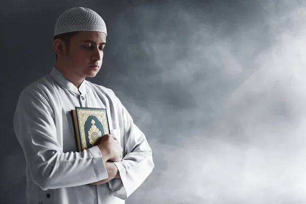 Религиозный Азиат Мусульманин Держащий Святой Куран — стоковое фото