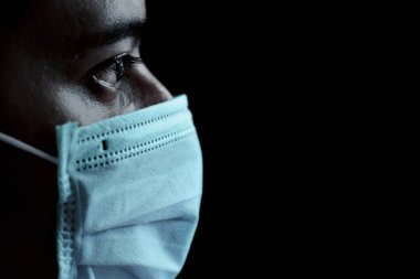 Tıbbi maske takan adam.