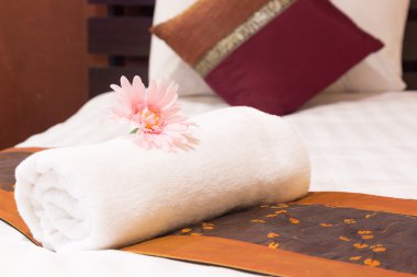 Yatağın üzerine yerleştirilen havlu. 