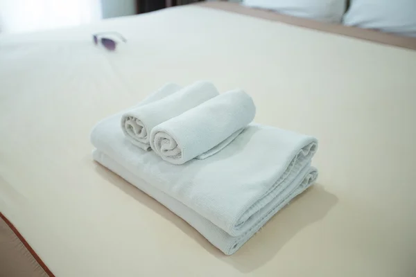 Handdoeken geplaatst op het bed. — Stockfoto