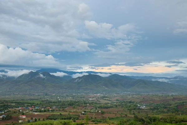 Montanhas e florestas — Fotografia de Stock