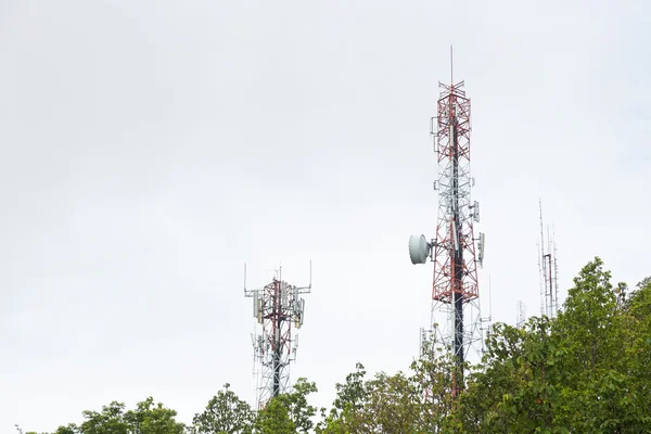 Telekommunikation torn, ligger i en skog — Stockfoto