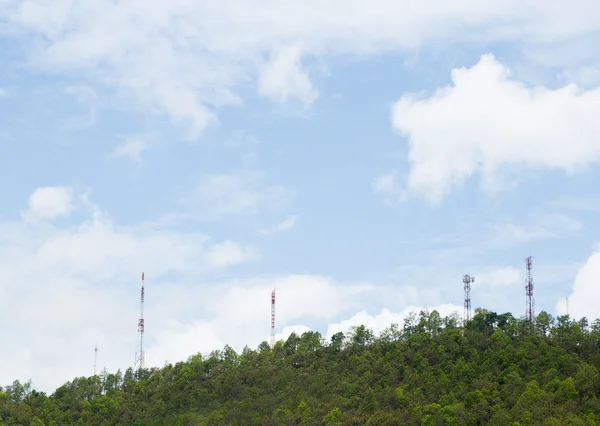 森の中にある通信塔 — ストック写真