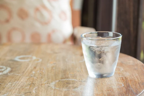 Jedna szklanka zimnej wody. — Zdjęcie stockowe