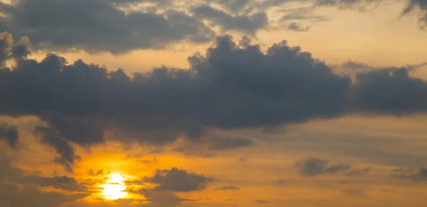 Вечернее небо и солнце — стоковое фото