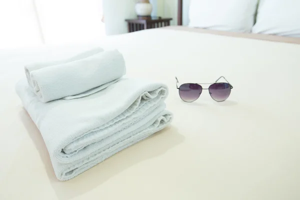 Handdoeken geplaatst op het bed. — Stockfoto