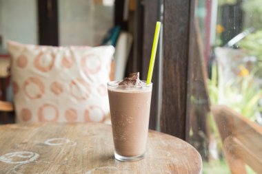 Kahve fincanı masanın üstünde.