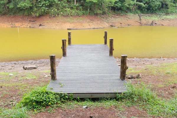 Houten brug op de rivier — Stockfoto