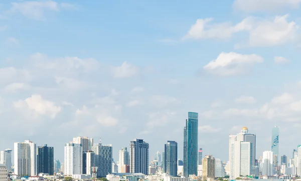 Byggnader i centrala Bangkok under dagen. — Stockfoto