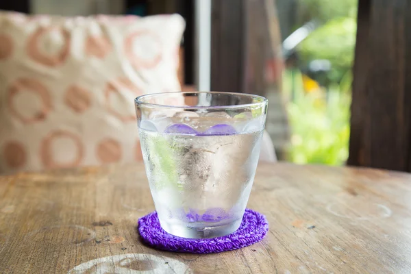 Ein Glas kaltes Wasser. — Stockfoto