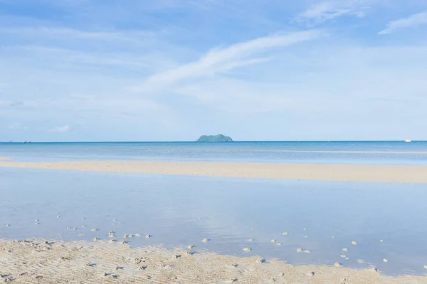 Morze i piasek na plaży — Zdjęcie stockowe