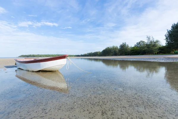 Piccola barca sulla spiaggia — Foto Stock