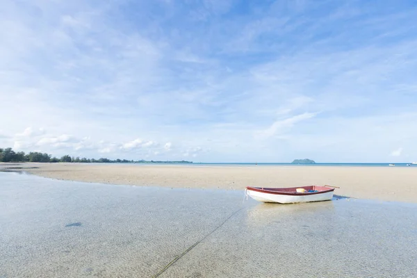 Barco pequeño en la playa —  Fotos de Stock