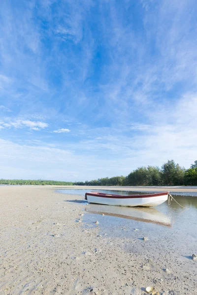 Pequeno barco na praia — Fotografia de Stock